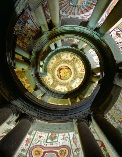 Ansicht der steinernen Wendeltreppe, die zur Decke hinaufblickt, entworfen von Jacopo Vignola (1505-73) und seinen Nachfolgern, 1557-83 von Italian School