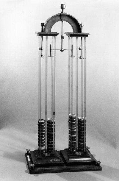 Voltasäule (Batterie) hergestellt für den Physiker Jacques Alexandre Charles (1746-1823) von Alessandro Volta (1745-1827) 1800 von Italian School