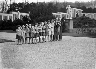 Cavendish-Familiengruppe von 16 Enkeln in den Gärten von Chatsworth, Derbyshire, 1930 von JR Board
