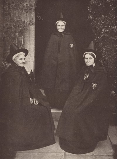 Die Almosenfrauen in Castle Acre in ihrer interessanten Tracht von J. Benjamin Stone
