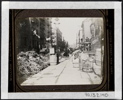 Straßenreinigung in der Tammany Street vor Warings Tag, vor 9 Varick Place, ca. 1890 von Jacob August Riis
