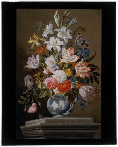 Stillleben mit Tulpen, Nelken und anderen Blumen in einer Porzellanvase auf einem Sockel von Jacob Marrel
