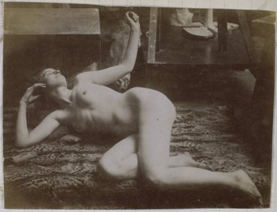 Studie eines weiblichen Aktmodells, liegend auf einem Tigerfell, im Atelier von Jacques de Lalaing von Jacques Lalaing (attributed to)