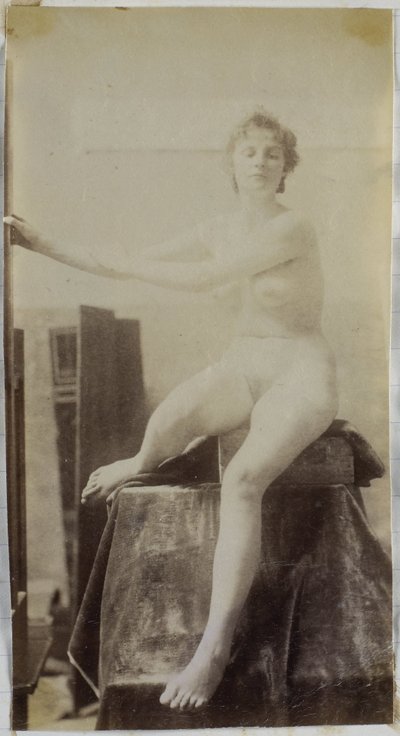 Studie eines weiblichen Aktmodells, sitzend auf einem Podium neben einer Staffelei und von vorne gesehen, im Atelier von Jacques de Lalaing, Vorstudie für das Grabdenkmal Fernand Scribe auf dem Friedhof von Gent von Jacques Lalaing (attributed to)