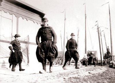 Männer in traditioneller Kleidung, Marken Island, Niederlande, 1898 von James Batkin