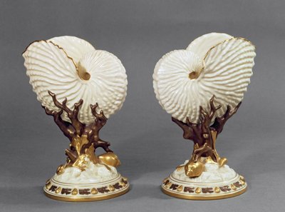 Paar Worcester-Vasen in Form von Nautilusmuscheln, 1880 von James Hadley