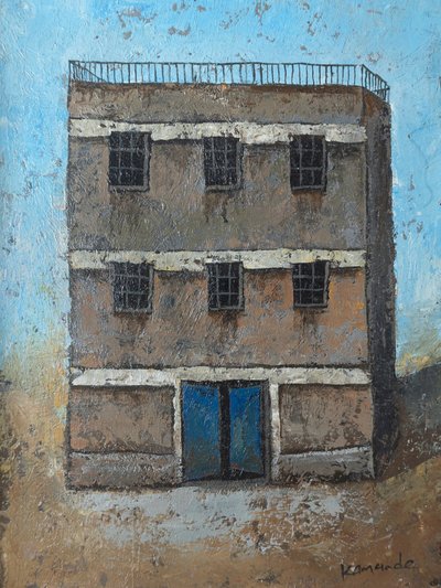 Rustikales Gebäude blaue Tür von James Kamande