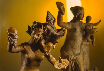 Terrakotta-Skulpturen von Aphrodite mit geflügeltem Eros auf ihrer Schulter. Veria, Makedonien, Griechenland. von James L Stanfield