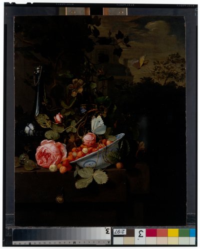 Stillleben mit einer Schale Erdbeeren, einer Rose und einer Flasche auf einem Sims, dahinter eine Landschaft von Jan Mortel