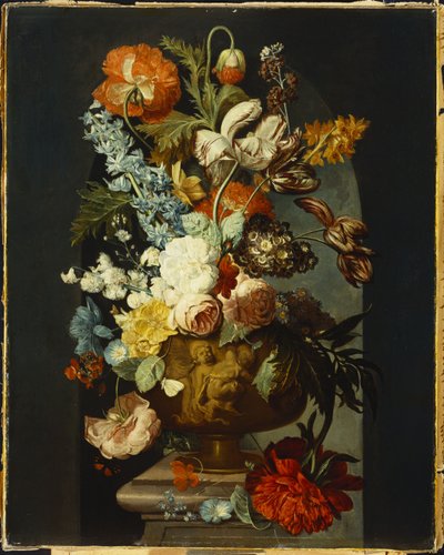 Tulpen, Rosen, Hyazinthe, Aurikel und andere Blumen in einer skulptierten Urne auf einem Steinsockel in einer Nische von Jan van Huysum
