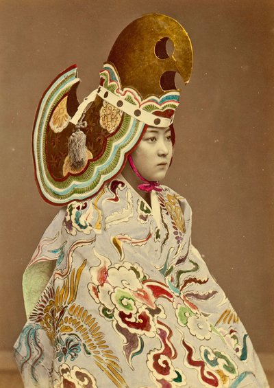 Japanisches Mädchen in traditioneller Kleidung, um 1880 von Japanese Photographer