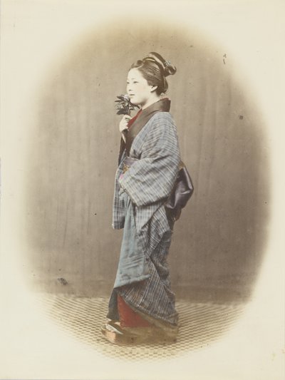Japanische Frau in traditioneller Kleidung von Japanese Photographer