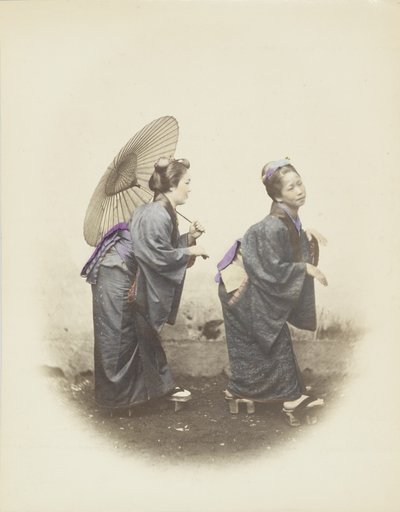 Japanische Frauen in traditioneller Kleidung von Japanese Photographer