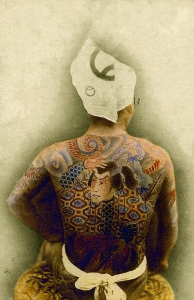 Mann mit traditionellem japanischen Irezumi-Tattoo, um 1880 von Japanese Photographer