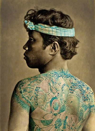 Porträt eines Mannes mit traditionellen japanischen Irezumi-Tattoos, ca. 1880 (handkoloriertes Albuminfoto) von Japanese Photographer