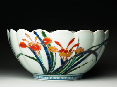 Schale mit geriffelten Seiten und gewelltem Rand, ko-Imari Ware, ca. 1770-20 (Irdenware mit blauem Unterglasur und Überglasur Emaille) von Japanese School