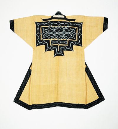 Zeremonialrobe (Attush) der Ainu-Bevölkerung mit traditionellen Ainu-Motiven, Kettenstichstickerei, Ulmenrinden, Wolle und Baumwolle von Japanese School
