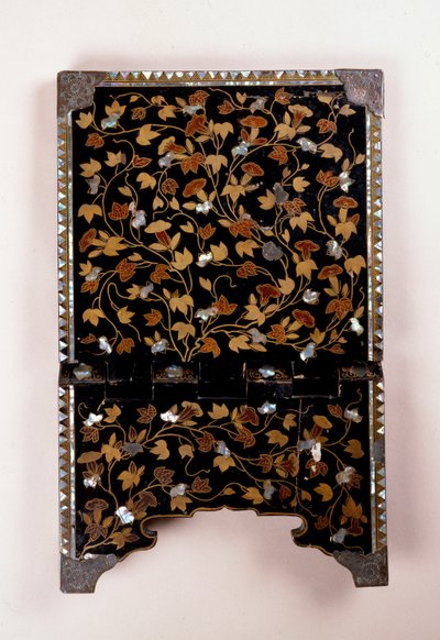 Detail der Rückseite eines christlichen Faltaltars aus der Momoyama-Periode, dekoriert mit Weinreben und Laub in Aogai und Goldhiramakie auf roironuri Grund von Japanese School