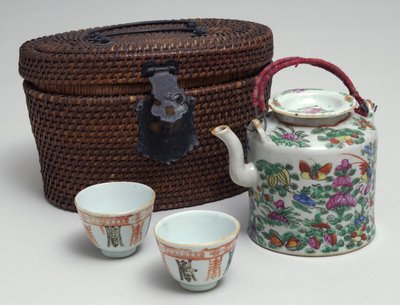 Japanisches Teeset mit Weidenkorb, ca. 1850 von Japanese School