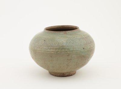 Krug mit gestempelter und Schlicker-Einlage Dekoration, 1610-1630 von Japanese School