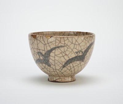 Teeschale mit Design von Regenpfeifern, Kyoto-verwandte Ware, Mitte des 19. Jahrhunderts von Japanese School