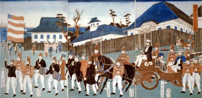 Triptychon zeigt eine Parade von Ausländern in Yokohama, in einer offenen Kutsche und angeführt von einem Mann, der die Sterne und Streifen trägt, und einer Militärkapelle, 1861. von Japanese School