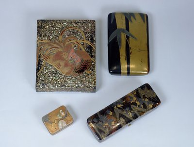 Schreibset mit einem Hahn dekoriert, Schreibset mit Bambusdesign und ein Kobako, zugeschrieben Ogata Korin (1658-1716) und eine Nachrichtenbox der Familie Kajikawa, 16.-18. Jahrhundert von Japanese School