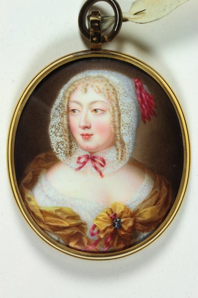 Eine Dame in orangefarbenem Mieder über einer weißen Spitzenchemise von Jean (circle of) Petitot