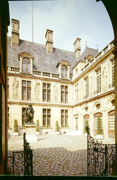 Blick auf den Ehrenhof des Hôtel Carnavalet, erbaut ca. 1545 von Jean Bullant