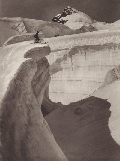Schweiz: Die Jungfrau, Gletscherlabyrinth, der Rottalhorn im Hintergrund von Jean Gaberell