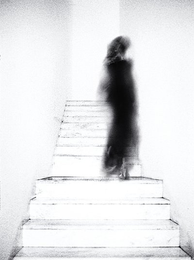 Ätherische Figur auf Treppen von Jeffrey Hummel