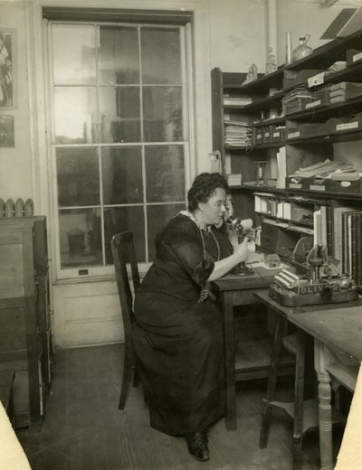 Beals in ihrem Studio, ca. 1912-18 von Jessie Tarbox Beals