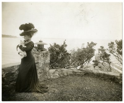 Ella Wheeler Wilcox am Sound Beach, Conn, ca. 1905-11 von Jessie Tarbox Beals