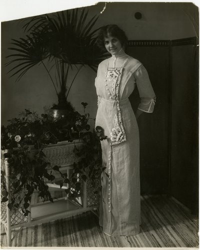 Grauer türkischer Stoff mit schwarzer und weißer Stickerei, Lord & Taylor, ca. 1905-18 von Jessie Tarbox Beals