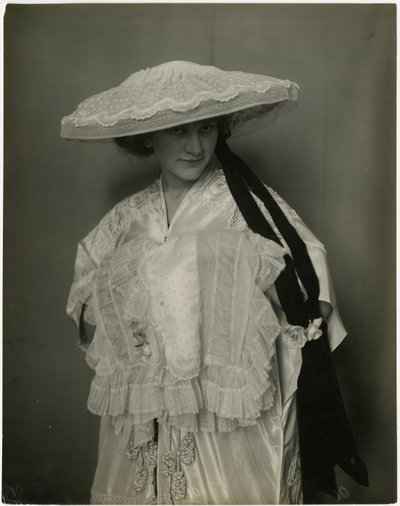 Jumble Bros?, Lingerie-Hut und Muff, ca. 1905-11 von Jessie Tarbox Beals