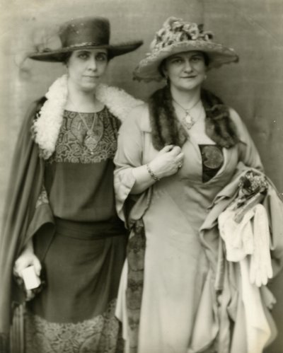 Mrs. Coolidge & ihre Freundin Mrs. Frances Parkinson Keyes, 1924 von Jessie Tarbox Beals