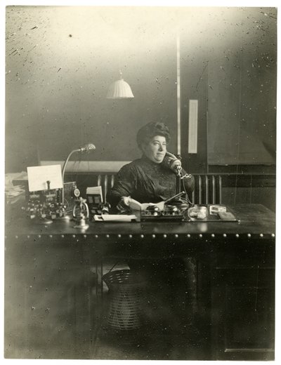 Frau Chas Netcher aus Chicago, Besitzerin eines der größten Geschäfte The Boston Store dort. Sie ist jetzt wieder verheiratet, finde ihre Namensänderung Mollie Alpiner Netcher Newbury, ca. 1905-18 von Jessie Tarbox Beals