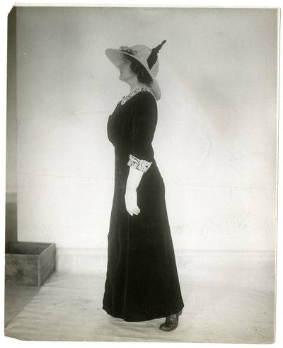 Richtige Haltung beim Gehen, ca. 1905-18 von Jessie Tarbox Beals