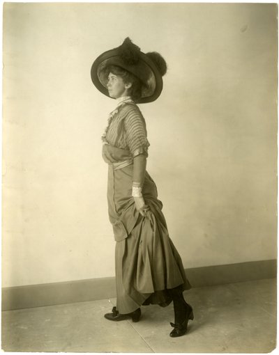 Modell mit Federhut, ca. 1905-18 von Jessie Tarbox Beals