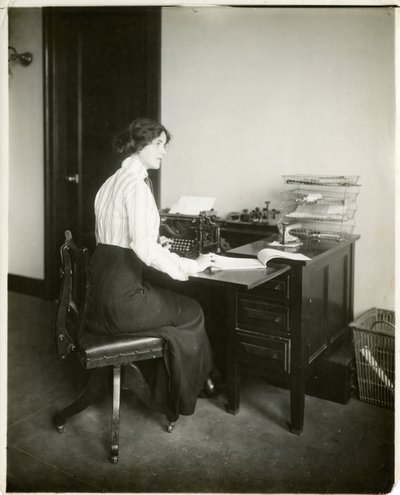 Modell mit Schreibmaschine, ca. 1905-18 von Jessie Tarbox Beals