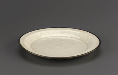 Ding-Ware-Schale mit geformter Dekoration von Mandarinenten, Provinz Hebei, 12.-13. Jahrhundert von Jin Dynasty Chinese School