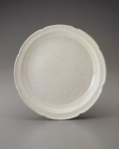 Schale mit blattförmigem Rand und geschnitzter Dekoration, Provinz Hebei von Jin Dynasty Chinese School