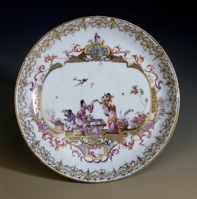 Deutsche Kunst: Meißener Porzellan. Chinoiserie, die asiatische Charaktere beim Teetrinken darstellt. Untertasse dekoriert von Johann Gregor Hoeroldt (oder Herold 1696-1775), um 1730. von Johann Gregor Herold