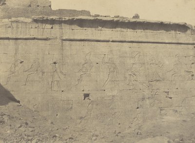 Edfu, Skulpturen und Inschriften der östlichen Fassade der Umfassungsmauer von John Beasly Greene