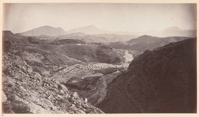 Gesamtansicht von Ali Musjid, Blick zurück nach Peshawar?, ca. 1878 von John Burke