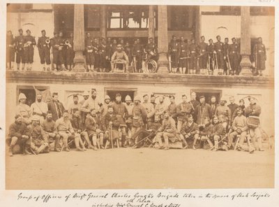 Offiziere und Männer der Brigade von Brigadegeneral Gough im Hof des Palastes von Shah Shujah, 1880 von John Burke