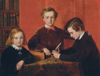 Die jungen Mikroskopiker: Porträt von Frank, Harry und Arthur Izod Richards, 10, 8 und 5 Jahre alt, beim Spielen mit einem Mikroskop von John Edgar Williams