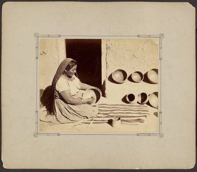 Frau beim Polieren von Töpferwaren von John K. Hillers