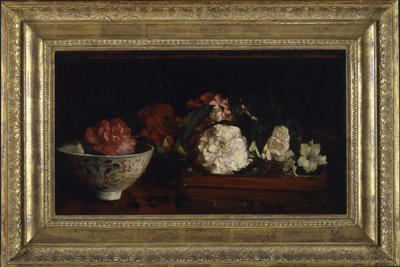 Blumen in japanischem Tablett auf Mahagonitisch von John La Farge or Lafarge