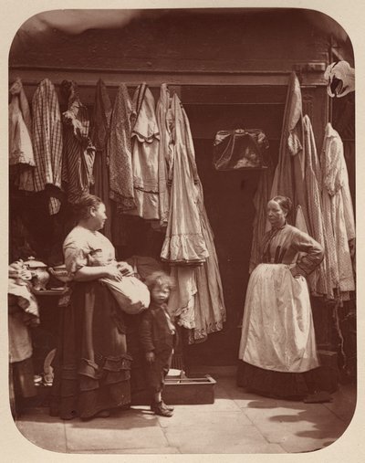 Ein Altkleiderladen, Seven Dials von John Thomson